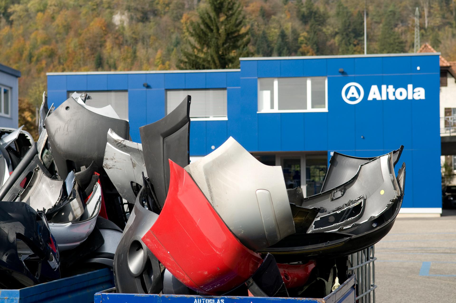 Stossstangen in einer Gitterbox vor dem blauen Altola-Gebäude