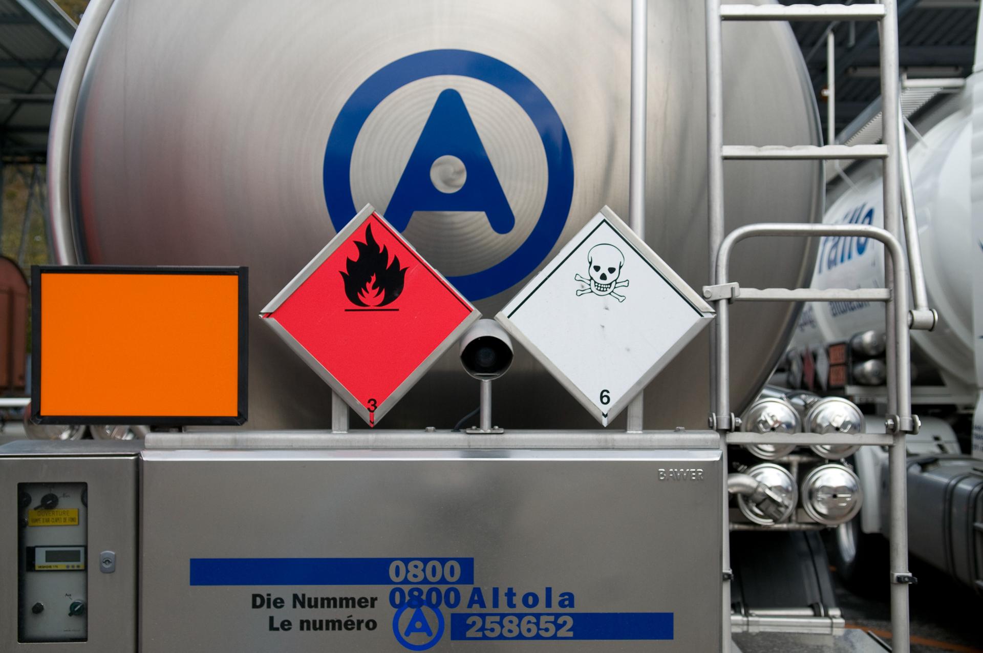 Das Heck eines Tanklastwagens von Altola. Zudem sieht man ein verschiedene Gefahrensymbol.