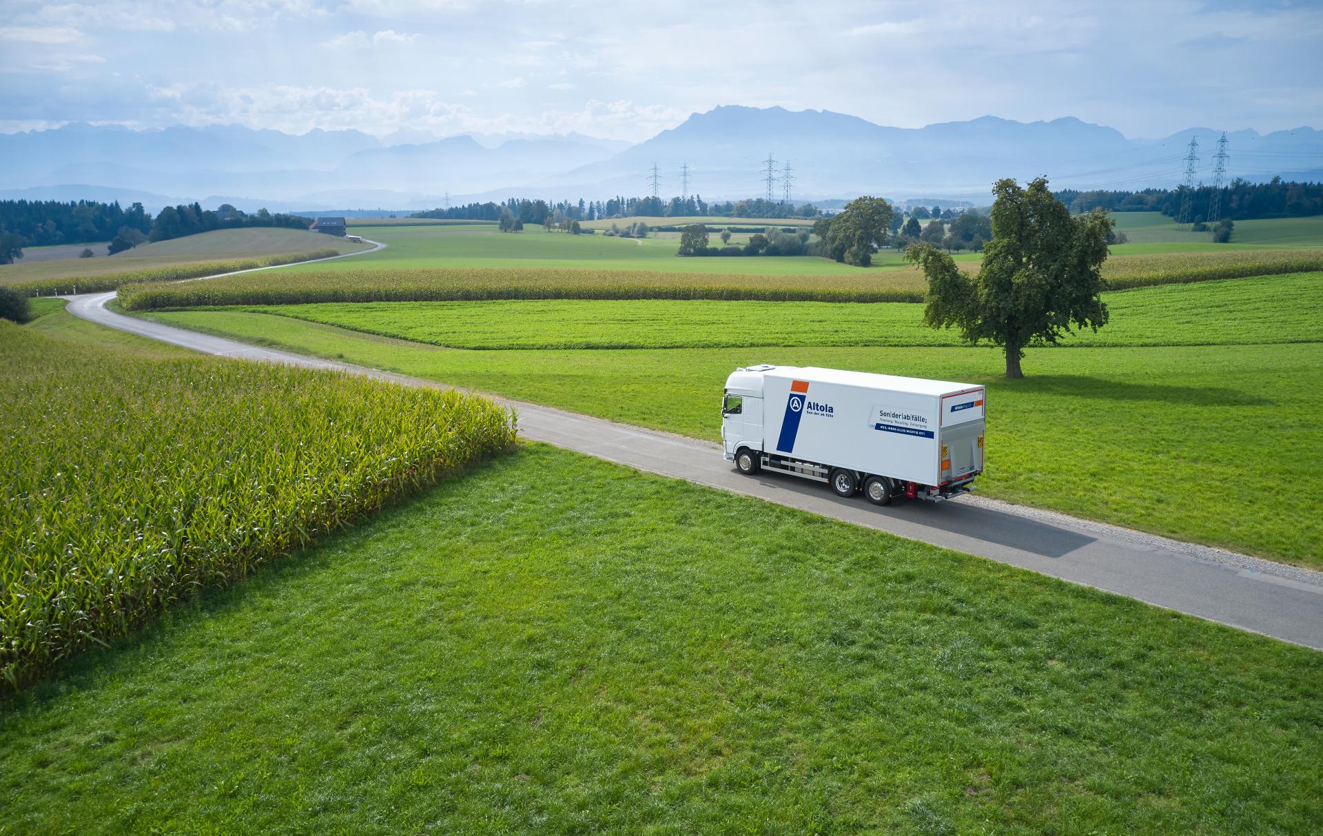 Ein sauberer LKW fährt durch eine Wiesen-Landschaft des Schweizer-Mittellands