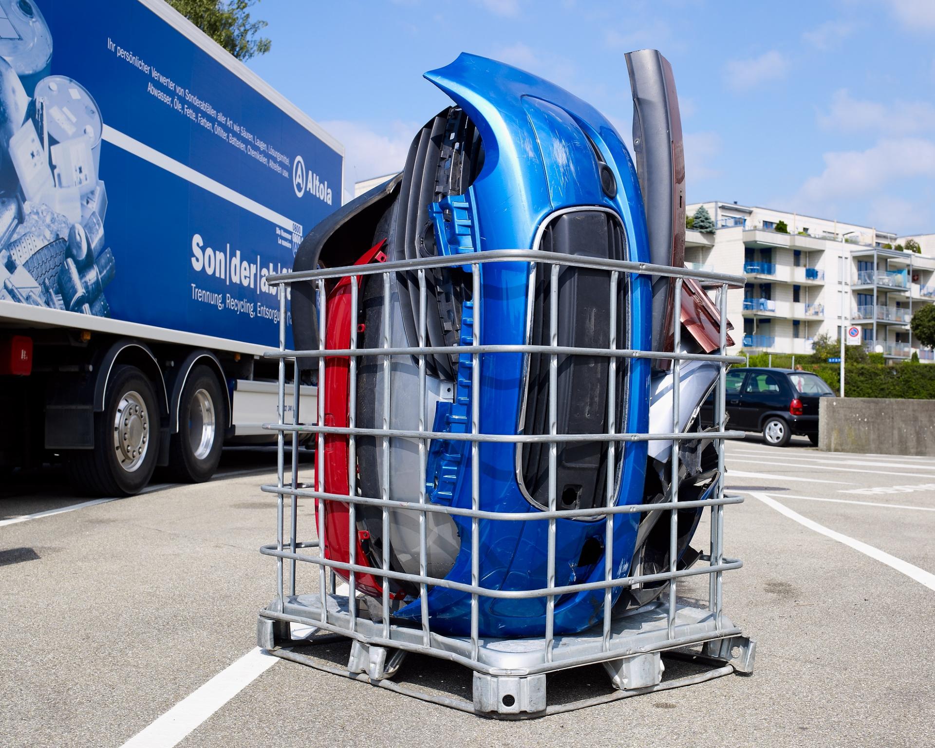 Entsorgung von Fahrzeugabfällen in einem Metallkorb auf dem Altola-Gelände