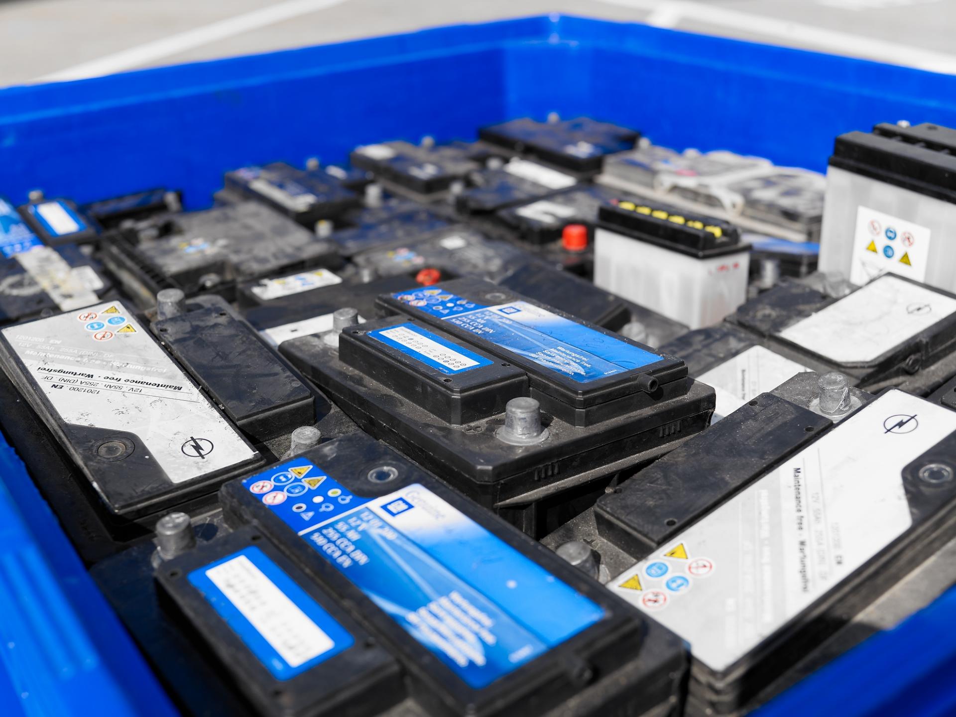 Autobatterien in einem blauen Plastikkorb. 